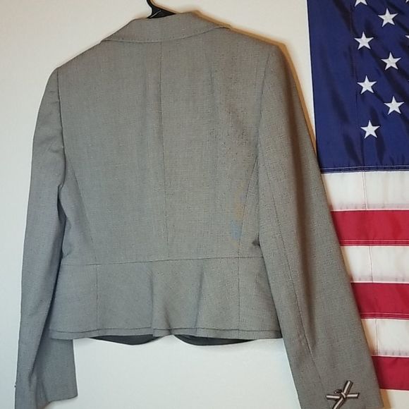 Tahari Arthur S Levine Petite elegant suit (grey jacket and skirt suit).70% off - Picture 4 of 7